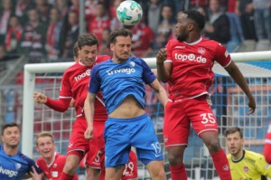  波鸿球迷横幅抗议俱乐部管理层  