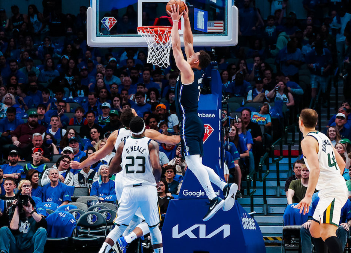  布克40分对飙米切尔，太阳关键战险胜骑士  