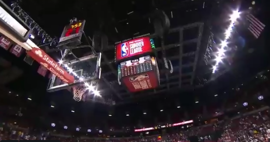  兰斯主场灯光故障，比赛中断半小时  