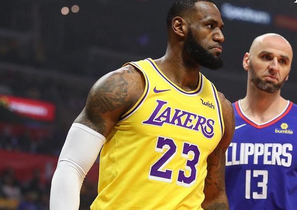  詹姆斯准三双湖人险胜国王  